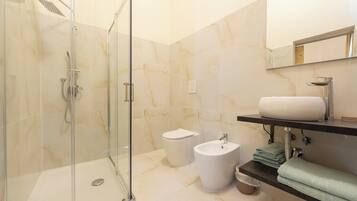 Dusche, Whirlpool, Haartrockner, Bidet