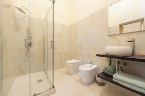 シャワー、ジェットバス、ヘアドライヤー、ビデ