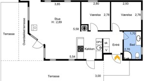 Grundriss eines Hotelzimmers mit Küchenzeile, eigenem Bad und einem kleinen Balkon.