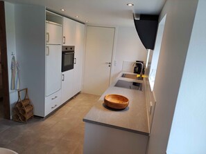 Frigorifero, forno, bollitore elettrico, spezie