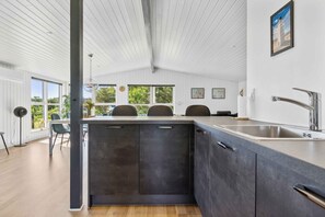 Kjøleskap, ovn, kokeplater og oppvaskmaskin