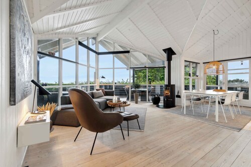 Lovely summer house with a view and outdoor spa.