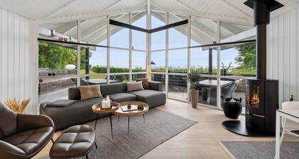 Lovely summer house with a view and outdoor spa.