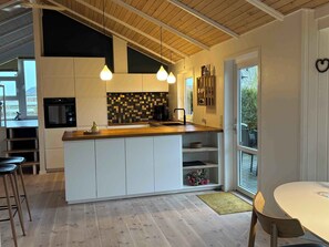 Kjøleskap, ovn, kokeplater og oppvaskmaskin