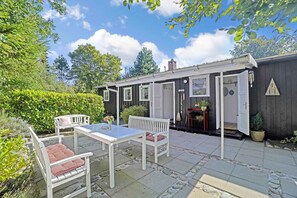 Outdoor dining - Charming Holiday House near the beach (Nykøbing Sjælland)