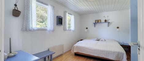 2 bedrooms, iron/ironing board, free WiFi