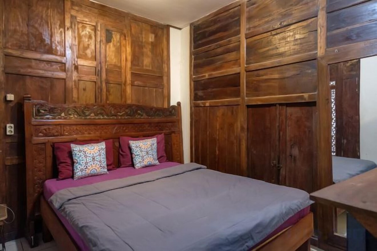 WiFi (free), bed sheets