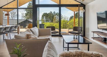Impressive holiday cottage by the Helsnæs Bay