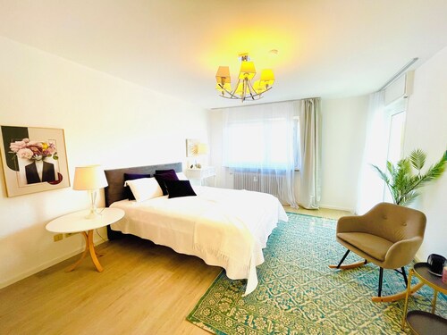 Ruhige helle Wohnung mit 130 qm im 1.OG