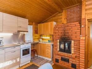 Kjøleskap, mikrobølgeovn og kjøkkenutstyr