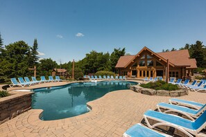 A heated pool - Fiddler Lake Resort: Luxury Chalet + Hot Tub (Mille-Isles)
