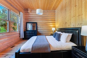 4 bedrooms, WiFi, bed sheets - Fiddler Lake Resort: Luxury Chalet + Hot Tub (Mille-Isles)