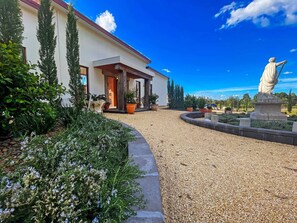 Exterior detail - SPQR Hunter Valley - A grand Roman inspired getaway experience (POKOLBIN)