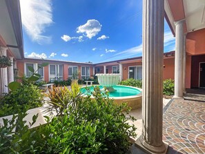 Property grounds - SPQR Hunter Valley - A grand Roman inspired getaway experience (POKOLBIN)