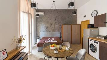 Studio Suite Basic, Bebas Asap Rokok, pemandangan kolam renang | 1 kamar tidur, Wi-Fi gratis, dan seprai linen