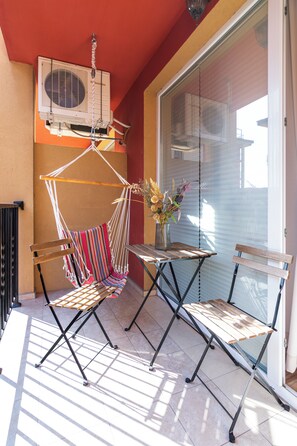 Apartemen Basic, pemandangan kolam renang | Teras/patio