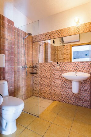 Basic Apartment, Pool View | Bathroom