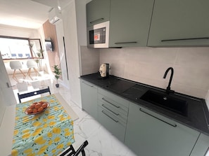 Réfrigérateur, micro-ondes, plaque de cuisson, cafetière/bouilloire