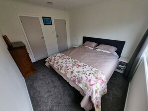 3 bedrooms, iron/ironing board, free WiFi, bed sheets - Tidy Three Bedroom Home in Ruakaka. (Ruakaka)