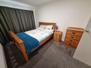 3 عدّة غرف نوم ومكواة/لوح كي وواي فاي مجانًا وملاءات أسرّة