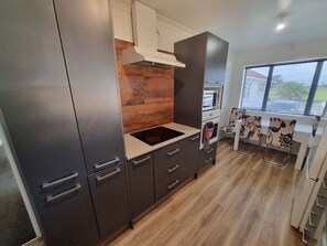 ثلاجة، ميكروويف، فرن، موقد طهي مسطح