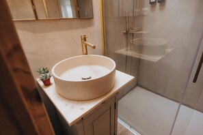 Doccia, asciugacapelli, asciugamani, sapone