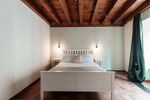 1 habitación, tabla de planchar con plancha, wifi gratis y ropa de cama 