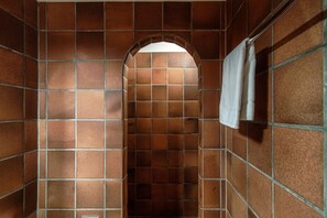 Douche, sèche-cheveux, serviettes fournies, savon