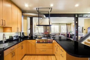 Réfrigérateur, four à micro-ondes, un four, surface de cuisson