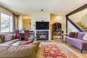 TV, offices - Two  Bedroom, Two Newly Renovated Bathrooms, Deck (San Francisco)