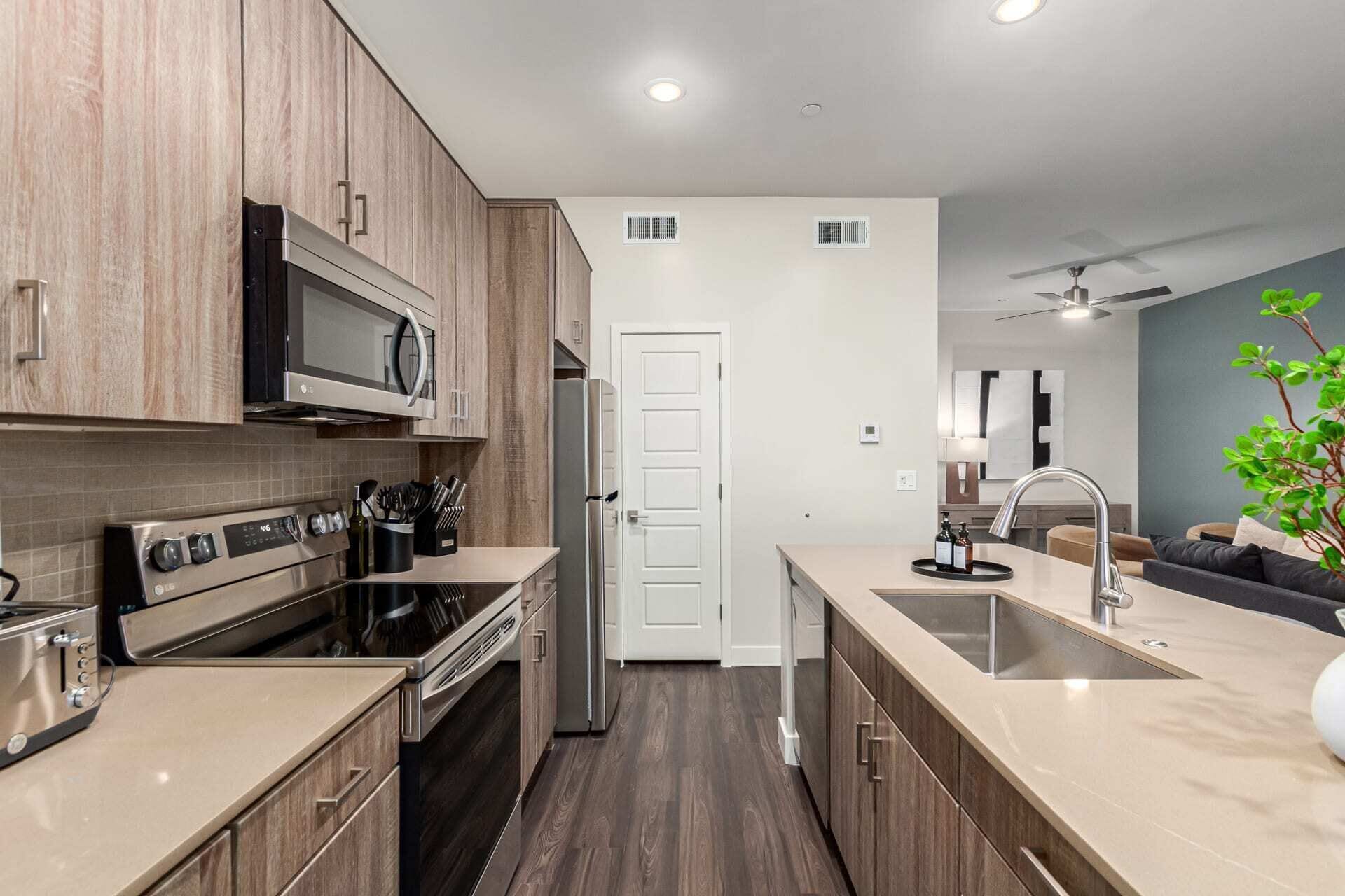 Kjøleskap, mikrobølgeovn, ovn og kokeplater