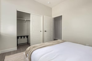 A bedroom with a bed, a closet, and a door leading to another room. - Macallister 2008|Heated Pool|Close 2 Golf|BBQ|View (Scottsdale)