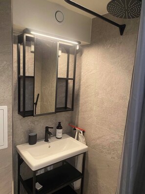 Shower, hair dryer, towels, soap - Studio Apartment in Odenplan / Vasastan (Stockholms län)