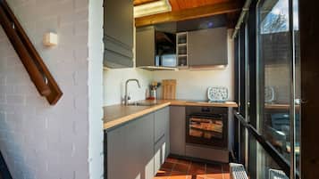Frigorífico, microondas, placa de cocina y cafetera o tetera