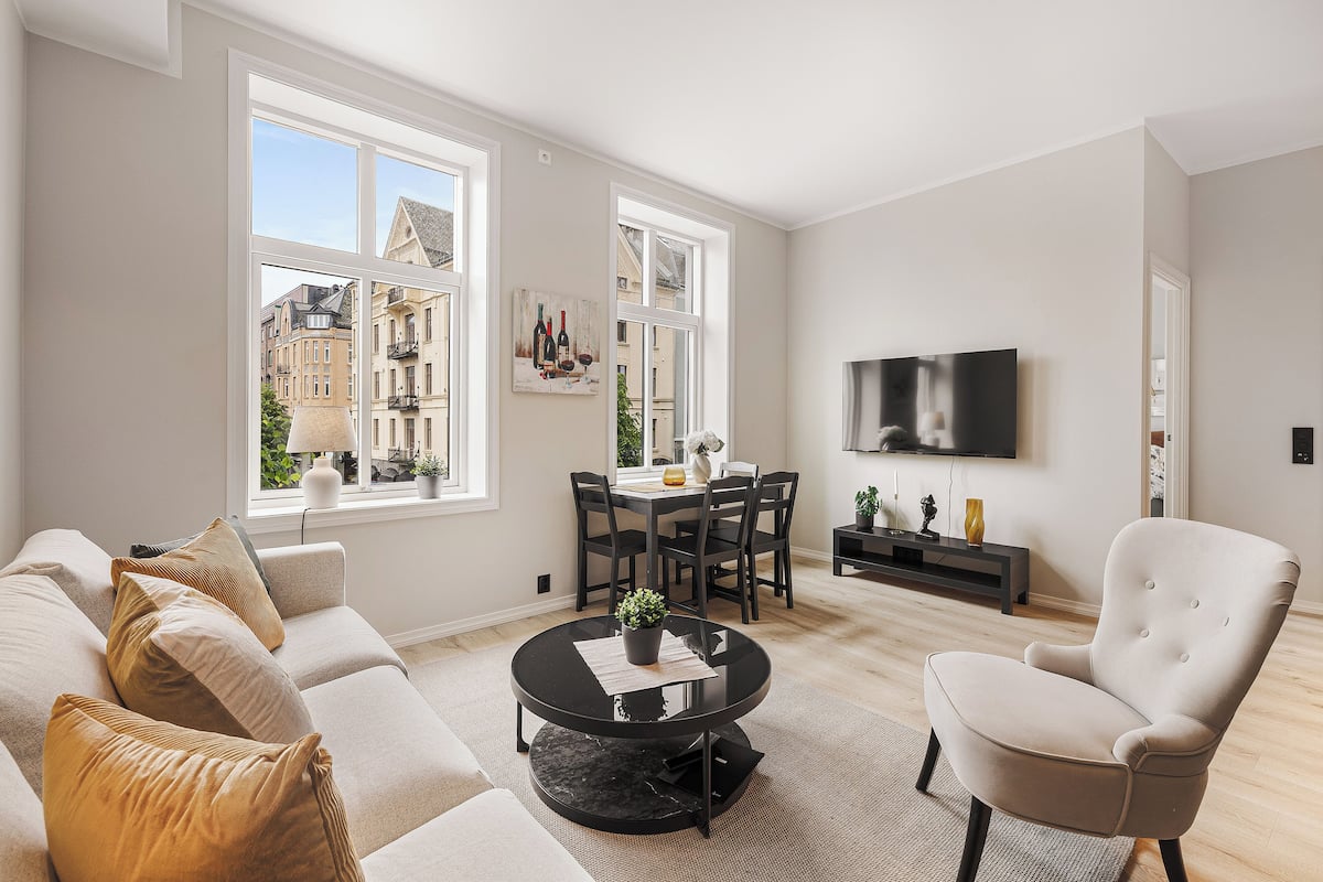 City appartement | Woonruimte | Een 50-inch flatscreentelevisie met kabelzenders