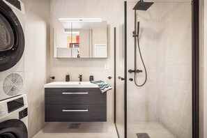 City Apartment, 3 Bed (3rd Floor) | Bathroom shower - Allmenningen Apartments  (Bergen)