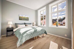 City Apartment, 3 Bed (3rd Floor) | Iron/ironing board, cribs/infant beds, rollaway beds, free WiFi - Allmenningen Apartments  (Bergen)