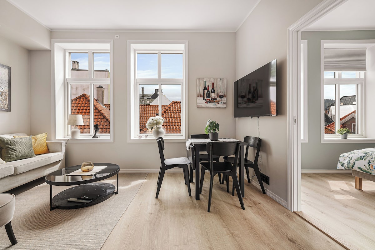 City appartement | Woonruimte | Een 50-inch flatscreentelevisie met kabelzenders