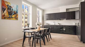 Apartamento City, 3 habitaciones | Cocina privada | Frigorífico grande, microondas, horno y placa de cocina