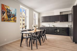 Apartamento urbano, 3 quartos | Cozinha privada | Geladeira grande, micro-ondas, fogão, cooktop