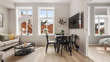 3 slaapkamers, een strijkplank/strijkijzer, babybedden, extra bedden