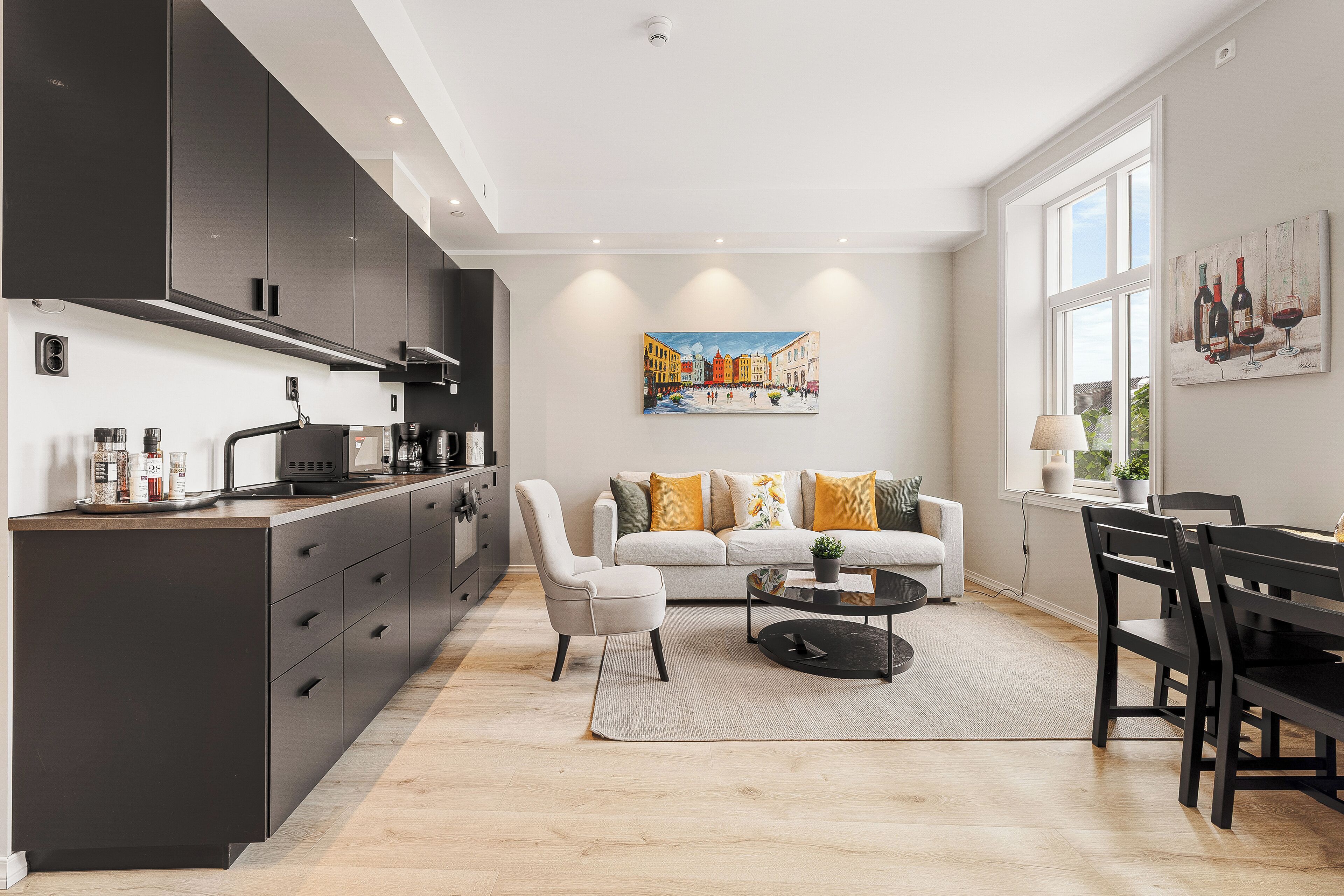 Full-sized fridge, microwave, oven, stovetop