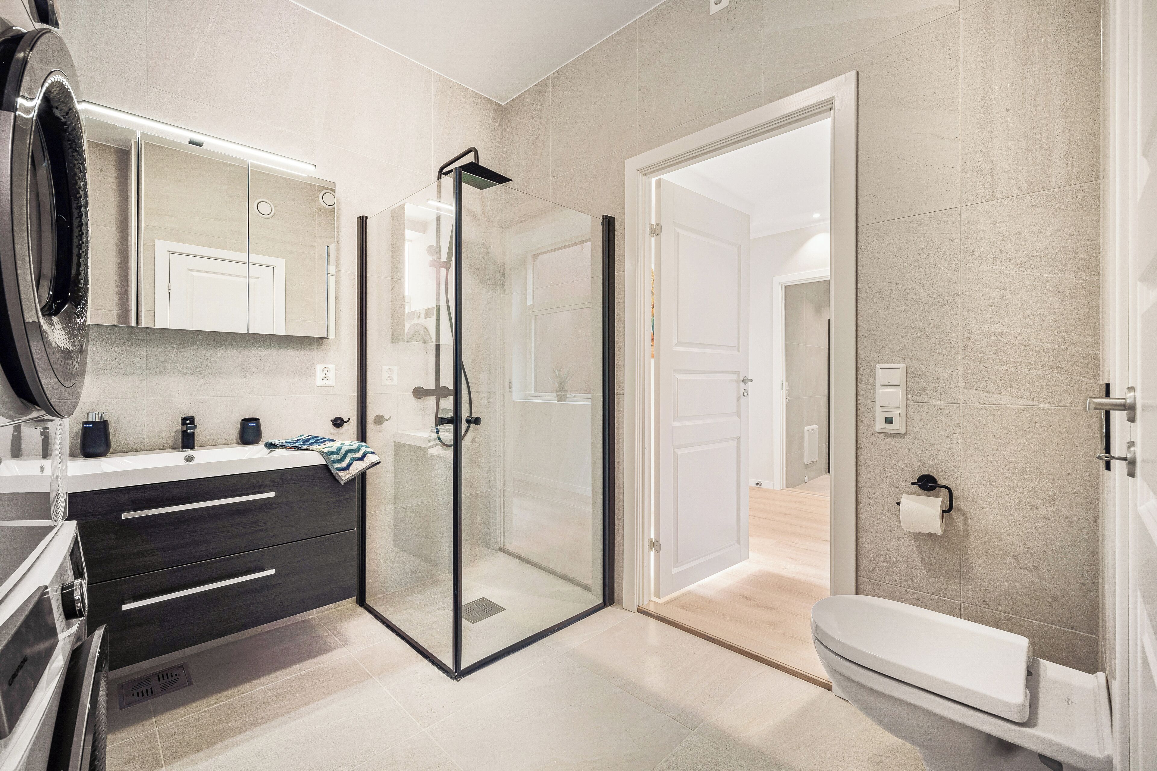 City Apartment, 3 Bed (3rd Floor) | Bathroom | Shower, hair dryer, heated floors, towels