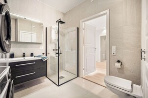 Ducha, secador de pelo, piso con calefacción en el baño, toallas