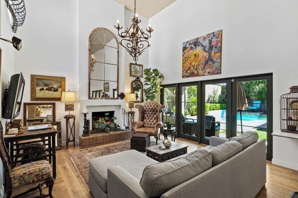 Televisión, chimenea