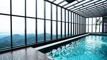 3 من حمّامات السباحة المغطاة