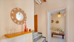 Una escalera que conduce a una sala de estar con un sofá y una mesa de centro.