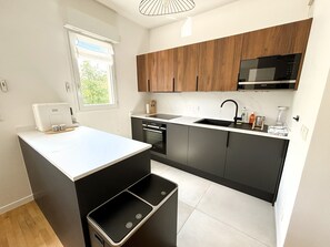 Een koelkast, een magnetron, een oven, een kookplaat