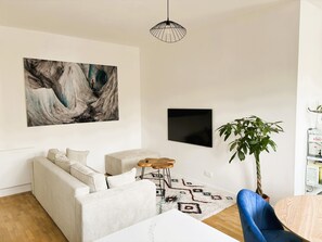 Een smart-tv en boeken