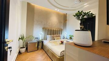 Escritorio, cortinas blackout y tabla de planchar con plancha